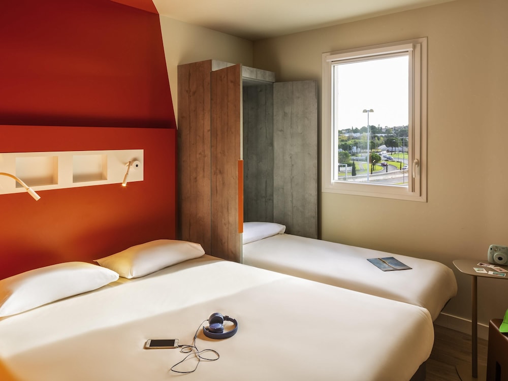 TRIPLE: habitación con 2 camas individuales y 1 cama retráctil del hotel Ibis Budget Montpellier Nord. Foto 3