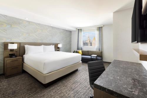 Estudio Esquinero más amplio con 1 cama extragrande y vistas al perfil urbano del hotel Residence Inn by Marriott New York Downtown Manhattan/Financial District. Foto 1