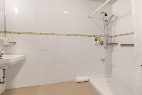 Habitación adaptada para personas con movilidad reducida - Cama grande del hotel LIC