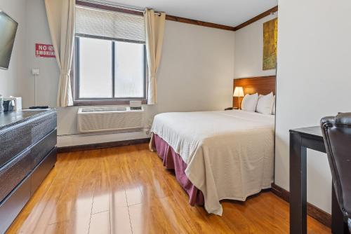 Habitación adaptada para personas con movilidad reducida - Cama grande del hotel LIC. Foto 1