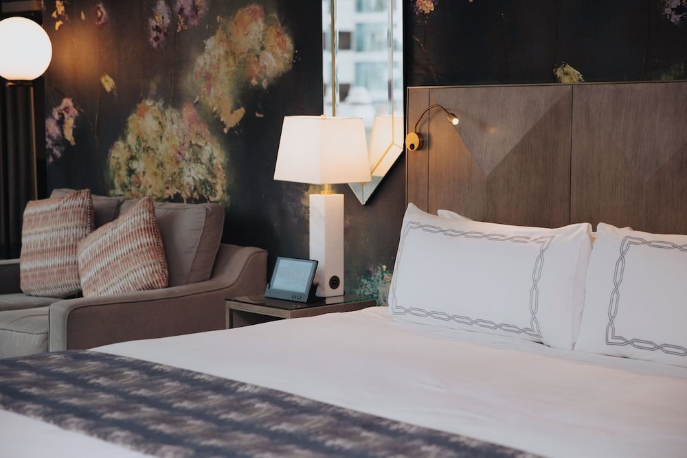 Habitación Club, 1 cama de matrimonio grande con sofá cama del hotel EXchange Vancouver