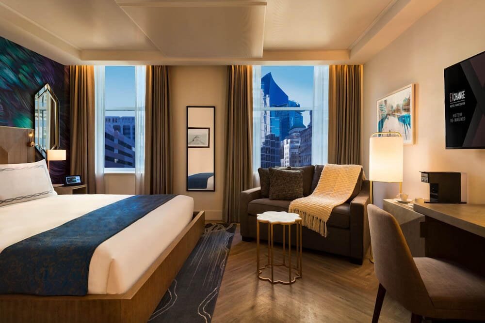 Habitación Club, 1 cama de matrimonio con sofá cama del hotel EXchange Vancouver