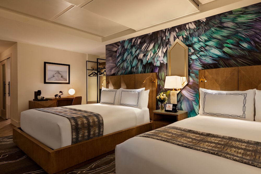 Superior con Dos Camas Queen y Sofá Cama - Planta Dividend del hotel EXchange Vancouver. Foto 1