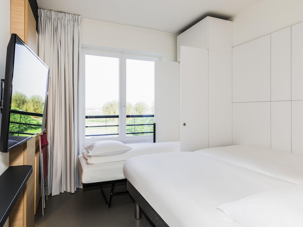 Habitación Estándar con 3 camas individuales del hotel ibis budget Knokke. Foto 3