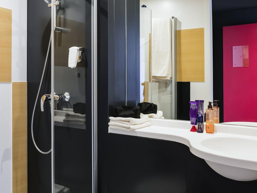 Habitación Estándar con 3 camas individuales del hotel ibis budget Knokke. Foto 4