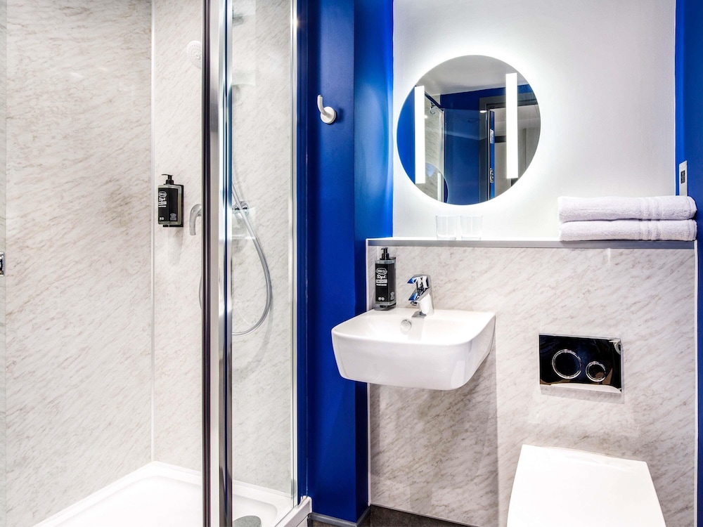 Habitación doble estándar con 1 cama doble del hotel Ibis Budget Manchester Airport. Foto 8