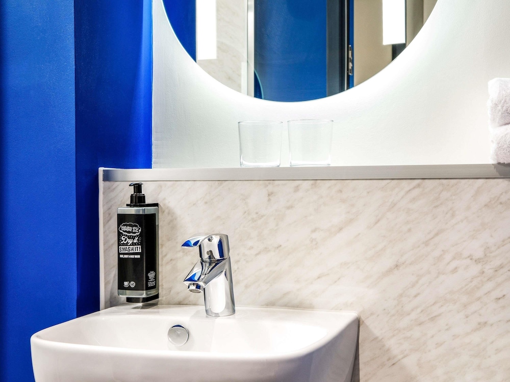 Habitación twin estándar con 2 camas individuales del hotel Ibis Budget Manchester Airport. Foto 5