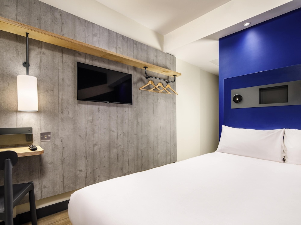 Habitación accesible con 1 cama doble del hotel Ibis Budget Manchester Airport. Foto 1