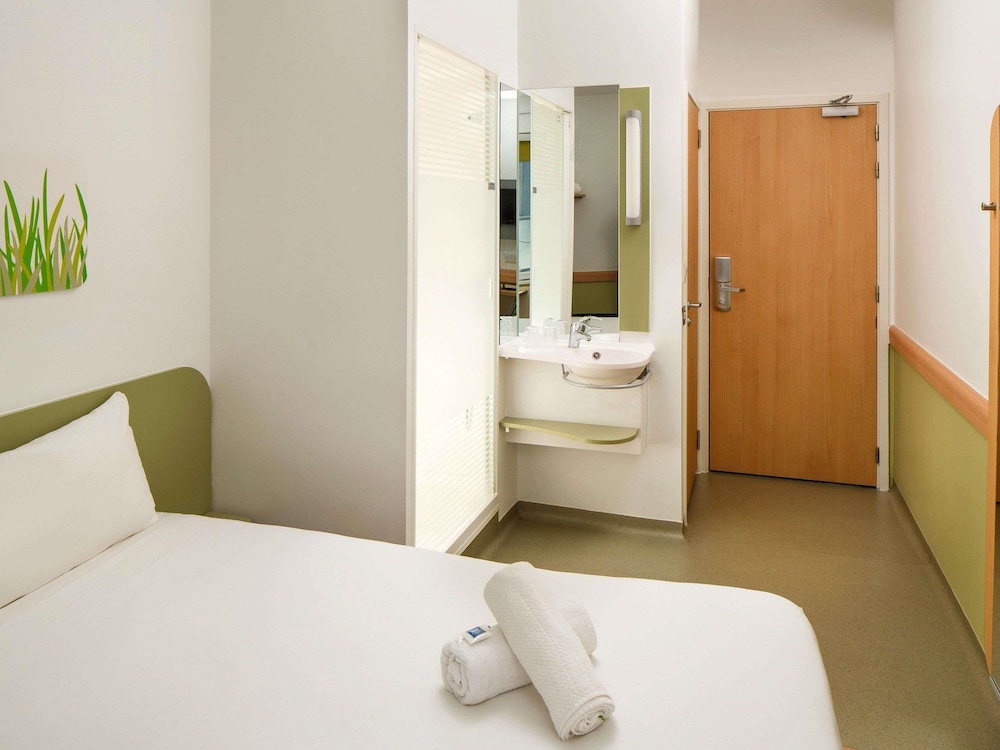 Habitación con cama grande del hotel Ibis Budget Manchester Centre Pollard Street. Foto 4