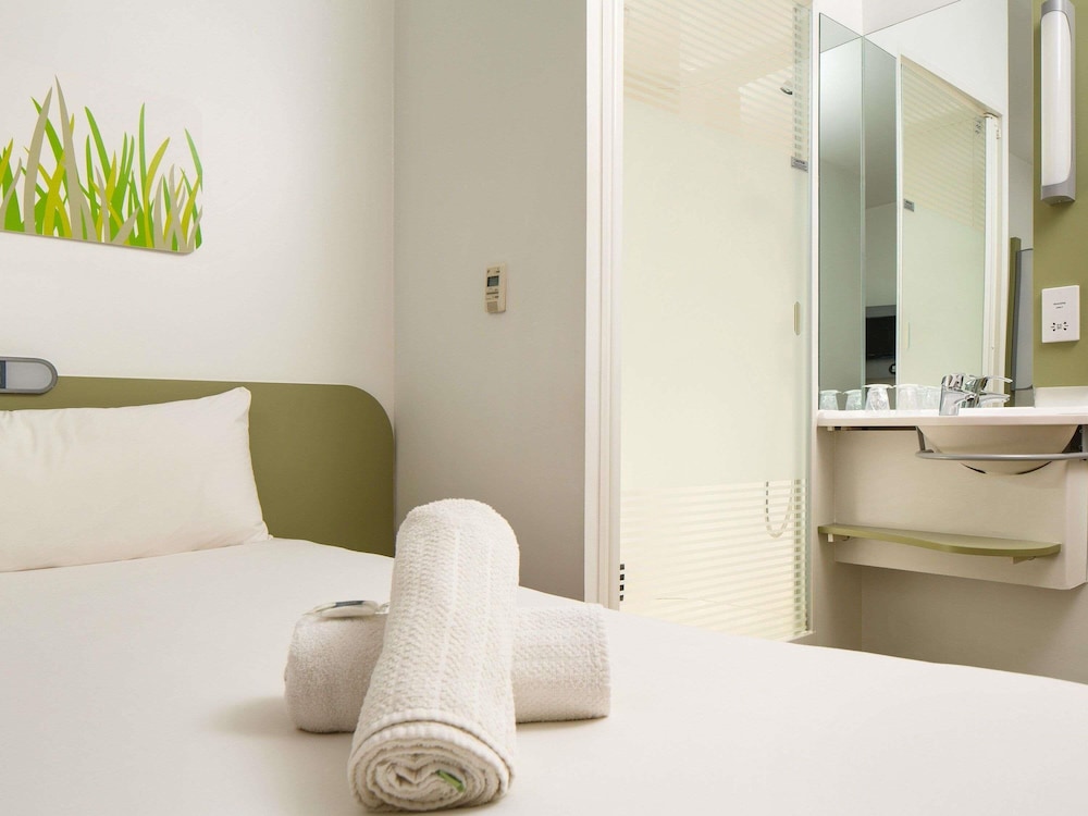 Habitación con cama grande del hotel Ibis Budget Manchester Centre Pollard Street. Foto 6