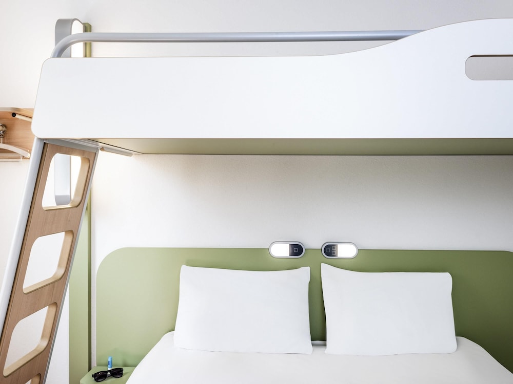 TRIPLE - Habitación con una cama grande y una litera del hotel Ibis Budget Manchester Centre Pollard Street. Foto 1