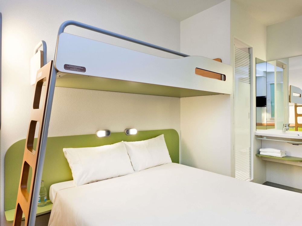 TRIPLE - Habitación con una cama grande y una litera del hotel Ibis Budget Manchester Centre Pollard Street. Foto 2