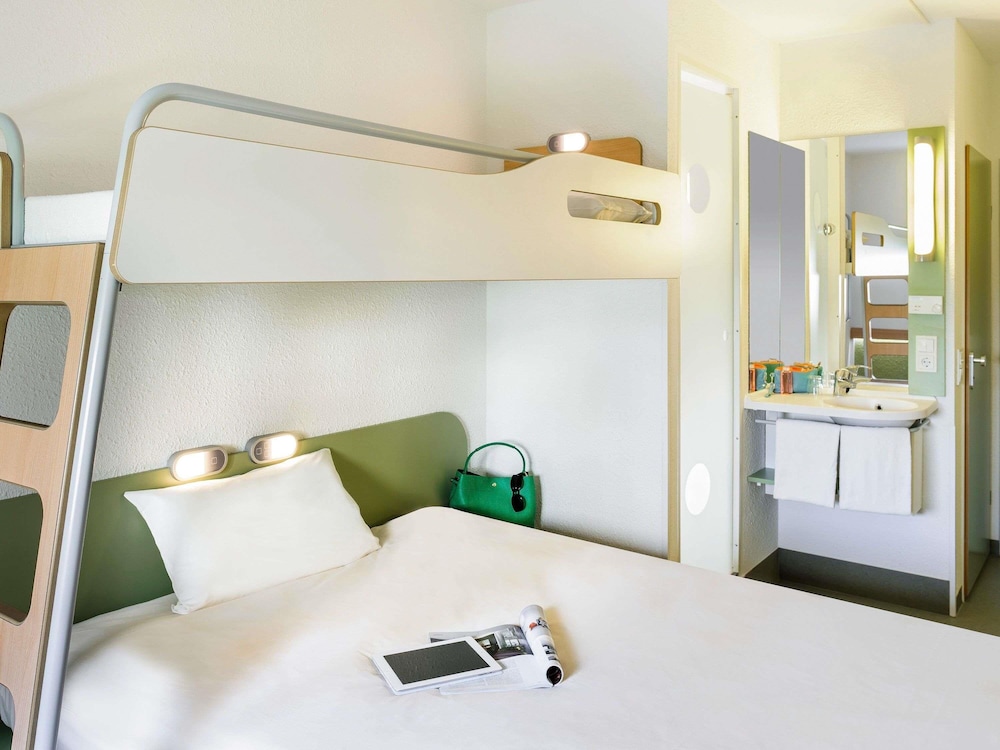 TRIPLE - Habitación con una cama grande y una litera del hotel Ibis Budget Manchester Centre Pollard Street. Foto 3