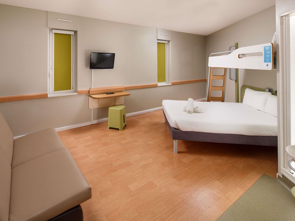TRIPLE - Habitación con una cama grande y una litera del hotel Ibis Budget Manchester Centre Pollard Street. Foto 4