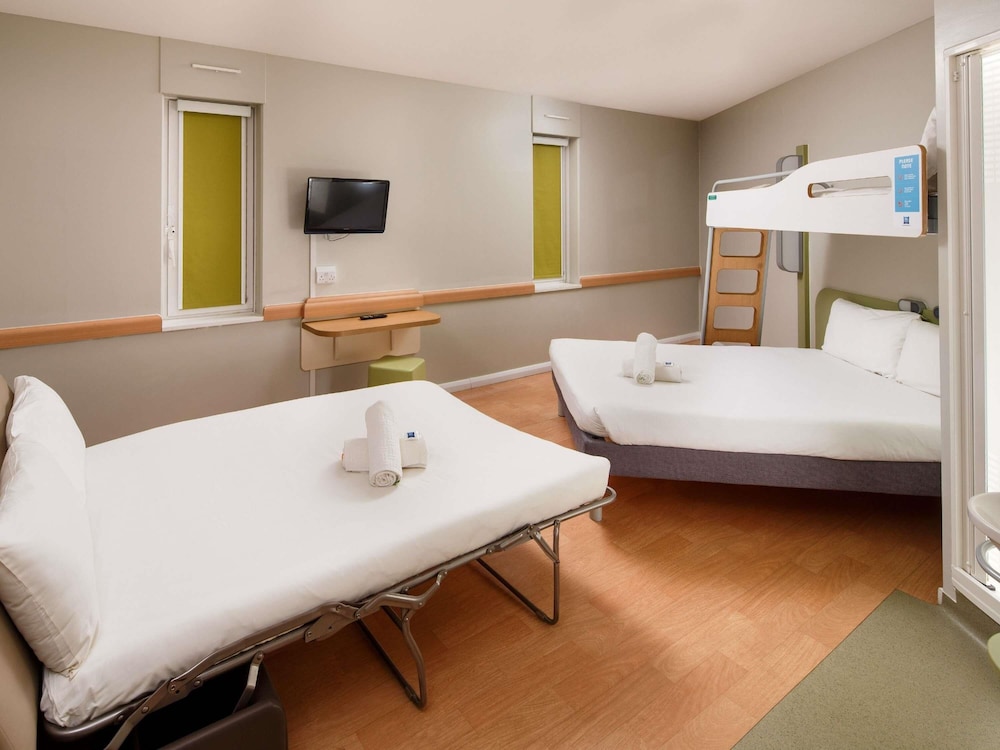 TRIPLE - Habitación con una cama grande y una litera del hotel Ibis Budget Manchester Centre Pollard Street. Foto 6