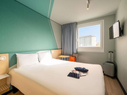 Habitación estándar compacta con 1 cama doble del hotel ibis budget Berlin Kurfürstendamm. Foto 1