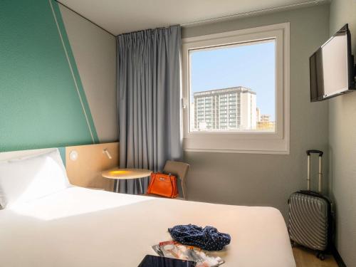 Habitación estándar compacta con 1 cama doble del hotel ibis budget Berlin Kurfürstendamm. Foto 3