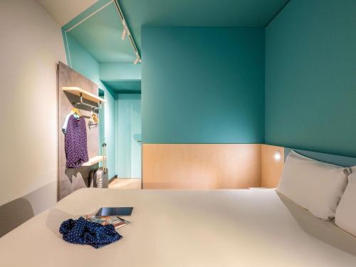 Habitación estándar compacta con 1 cama doble del hotel ibis budget Berlin Kurfürstendamm. Foto 4