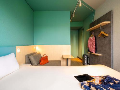 Habitación estándar compacta con 1 cama doble y una silla reclinable del hotel ibis budget Berlin Kurfürstendamm
