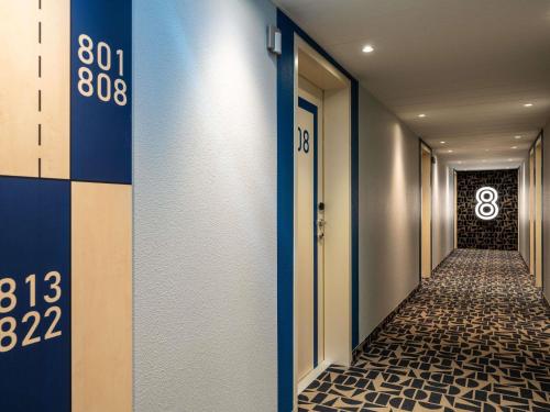 Habitación estándar compacta con 1 cama doble y una silla reclinable del hotel ibis budget Berlin Kurfürstendamm. Foto 1