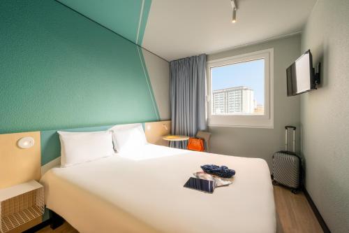 Habitación estándar compacta con 1 cama doble y una silla reclinable del hotel ibis budget Berlin Kurfürstendamm. Foto 4