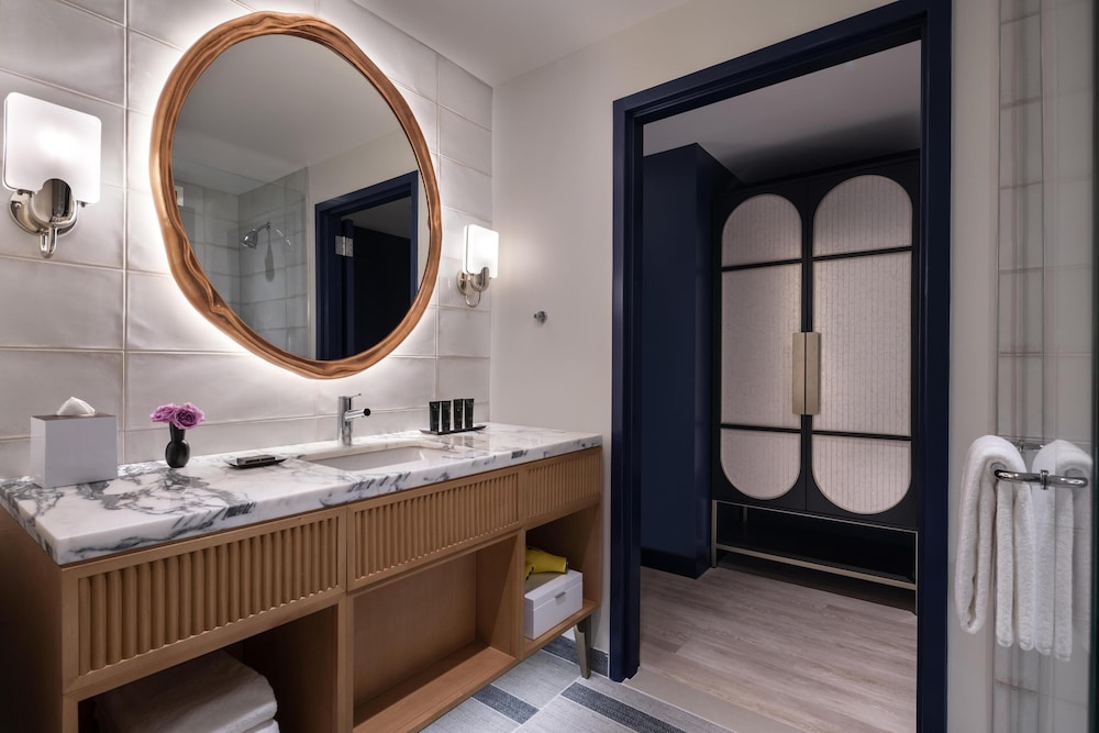 1 Cama King del hotel Hyatt Centric Downtown Nashville. Foto 1