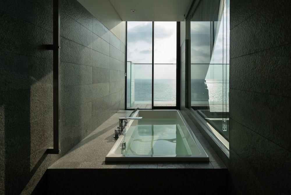 Habitación Deluxe + Vistas al Mar con Bañera y Terraza del hotel Granbell Hotel Colombo. Foto 1