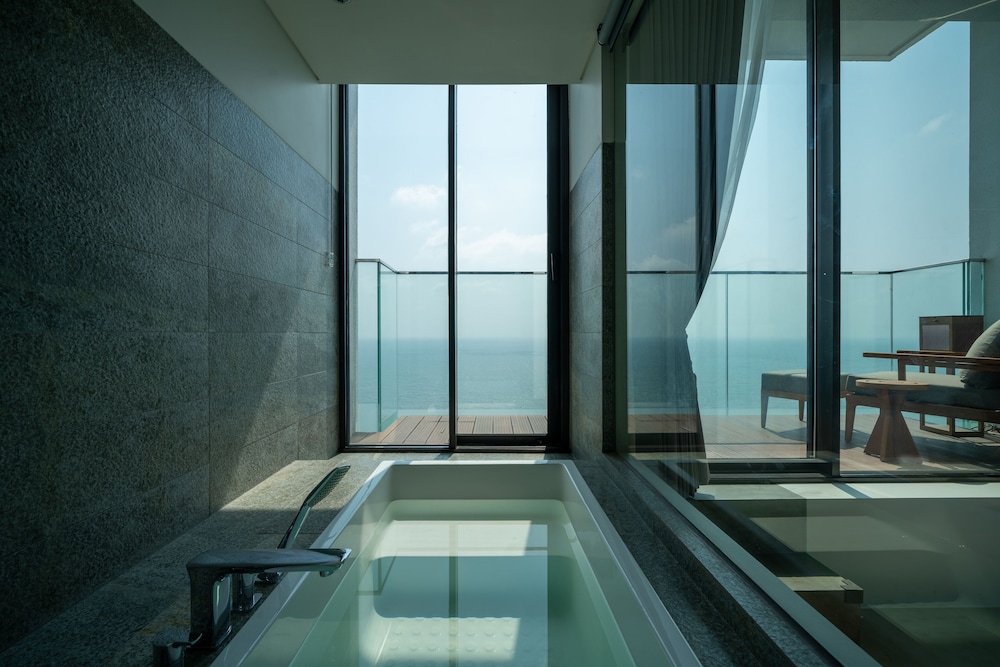 Habitación Deluxe + Vistas al Mar con Bañera y Terraza del hotel Granbell Hotel Colombo. Foto 2