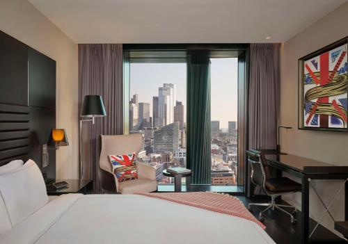 Estudio Art - Cama extragrande del hotel Art’otel London Hoxton