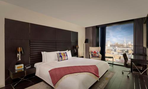 Estudio Art - Cama extragrande del hotel Art’otel London Hoxton. Foto 1