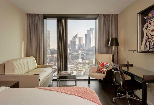 Estudio Art - Cama extragrande del hotel Art’otel London Hoxton. Foto 5