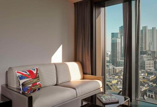 Estudio Art - Cama extragrande del hotel Art’otel London Hoxton. Foto 6