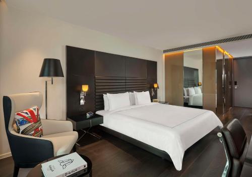 Habitación Art - Cama extragrande del hotel Art’otel London Hoxton. Foto 1