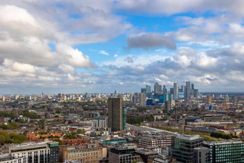 Habitación Art Deluxe - 1 cama extragrande del hotel Art’otel London Hoxton. Foto 5