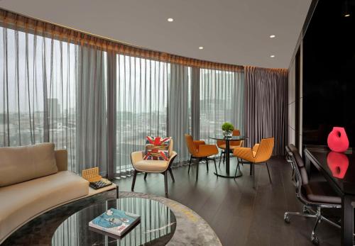 Suite de 1 dormitorio con cama extragrande del hotel Art’otel London Hoxton. Foto 1