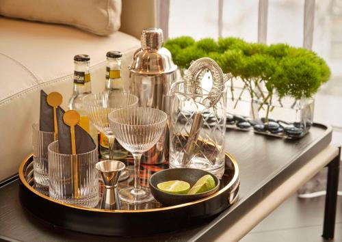 Suite de 1 dormitorio con cama extragrande del hotel Art’otel London Hoxton. Foto 7