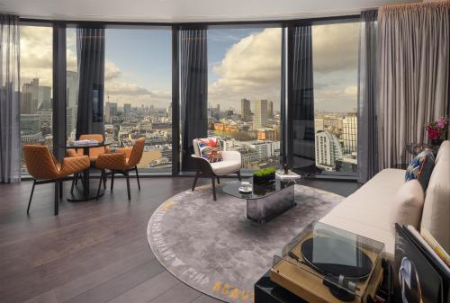 Suite de 1 dormitorio con vistas al perfil urbano - Cama extragrande del hotel Art’otel London Hoxton