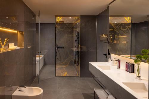 Suite de 1 dormitorio con vistas al perfil urbano - Cama extragrande del hotel Art’otel London Hoxton. Foto 1