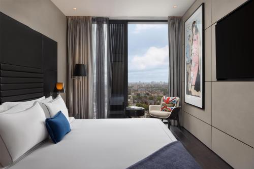 Suite de 1 dormitorio con vistas al perfil urbano - Cama extragrande del hotel Art’otel London Hoxton. Foto 2