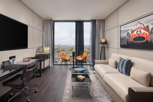 Suite de 1 dormitorio con vistas al perfil urbano - Cama extragrande del hotel Art’otel London Hoxton. Foto 3