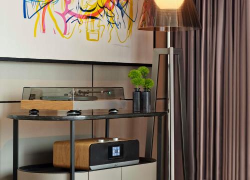 Suite de 1 dormitorio con vistas al perfil urbano - Cama extragrande del hotel Art’otel London Hoxton. Foto 5