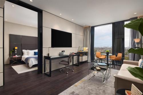 Suite de 1 dormitorio con vistas al perfil urbano - Cama extragrande del hotel Art’otel London Hoxton. Foto 7