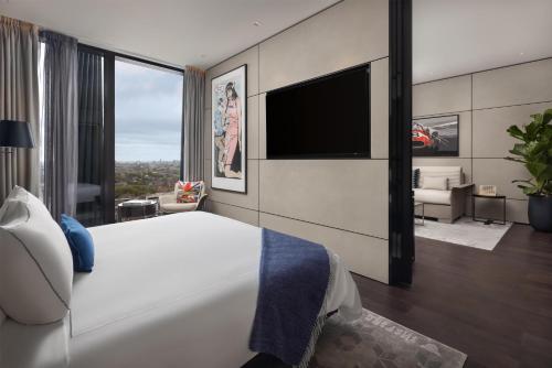 Suite de 1 dormitorio con vistas al perfil urbano - Cama extragrande del hotel Art’otel London Hoxton. Foto 8