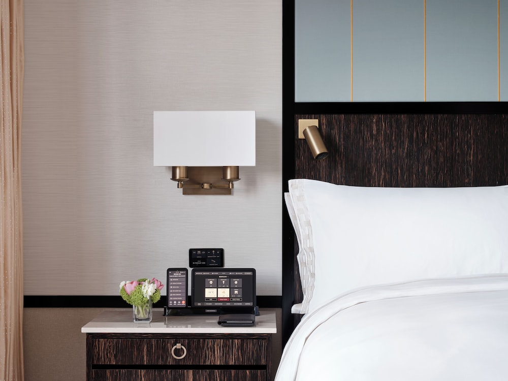 Habitación Deluxe, 1 cama de matrimonio grande, accesible para personas con discapacidad del hotel The Peninsula London. Foto 2
