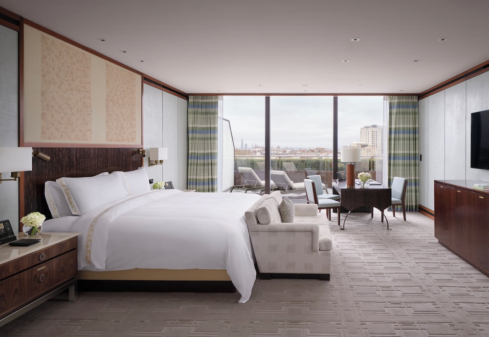 Suite Grand, 1 cama de matrimonio grande, terraza del hotel The Peninsula London. Foto 2