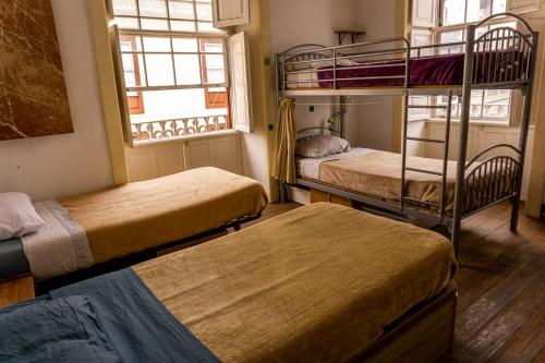 Cama en habitación compartida con 7 camas del hotel La Casa Encantada