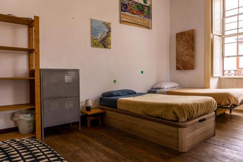 Cama en habitación compartida con 7 camas del hotel La Casa Encantada. Foto 1
