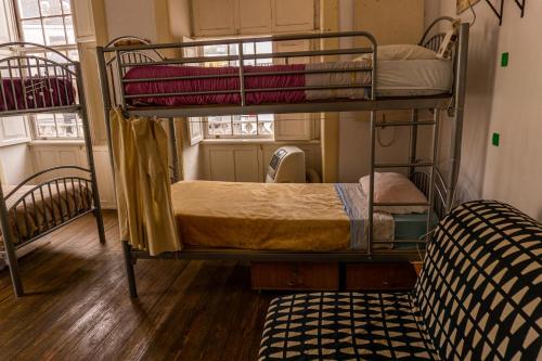 Cama en habitación compartida con 7 camas del hotel La Casa Encantada. Foto 4