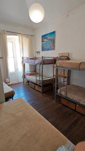Cama en habitación compartida de 6 camas del hotel La Casa Encantada. Foto 4
