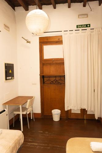 Habitación Doble con baño compartido - 2 camas del hotel La Casa Encantada. Foto 3